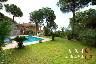 Casa  Calle de les iuques. Villa mediterránea con vistas al mar y montaña en costa brava ur