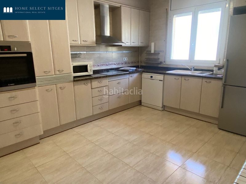 Foto 47dd5f46-5f24-41d0-bf45-d1a89cce3a78. Casa aparellada amb calefacció aparcament piscina a Sitges