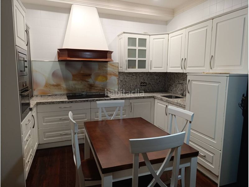 Foto b6385906-d3b8-4327-9bb7-f73c779a4faf. Casa aparellada amb calefacció a Lena