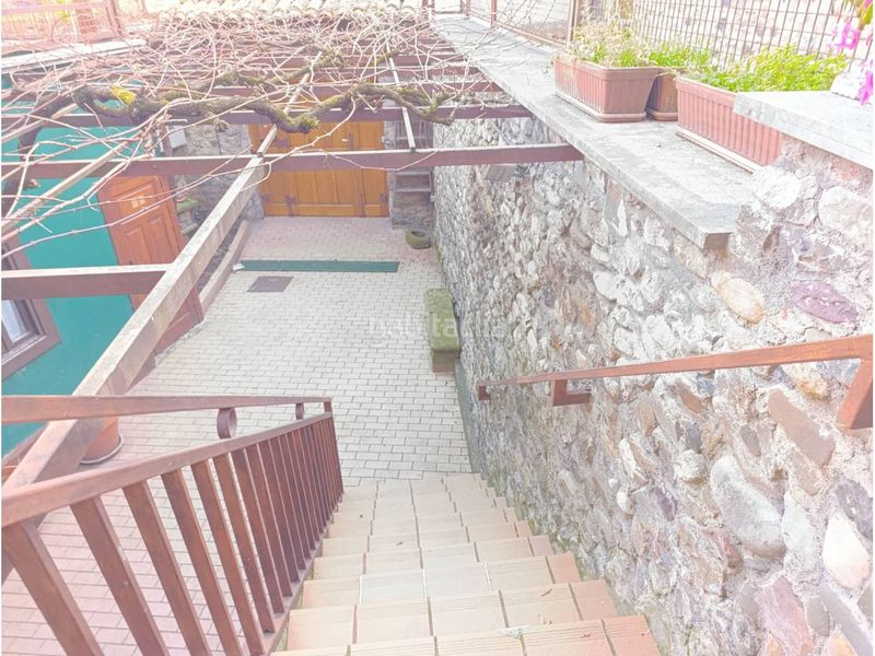 Foto ba404e3f-5ad4-4646-83ba-19552062cdfe. Casa aparellada amb calefacció a Lena