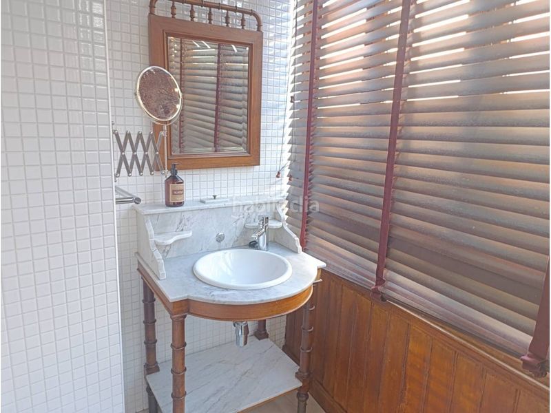 Foto fe14e427-b5b0-41b1-b6f6-44af596e199d. Casa aparellada amb calefacció a Lena