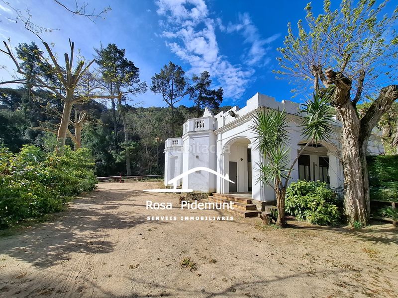 Foto 0513a897-4151-4814-a2d0-2499ec7f6065. Masia amb xemeneia aparcament a Arenys de Munt