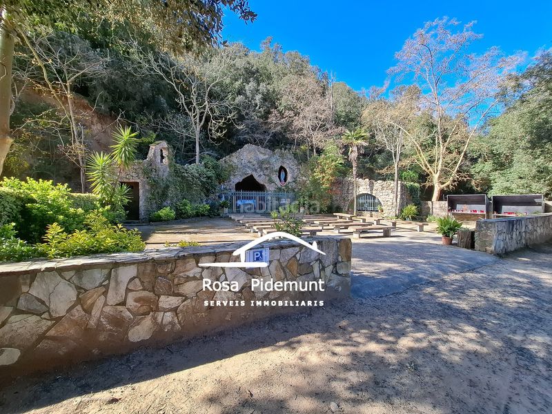 Foto 57e3d3b4-3f58-491f-8d00-c2944e8ee3c8. Masia amb xemeneia aparcament a Arenys de Munt