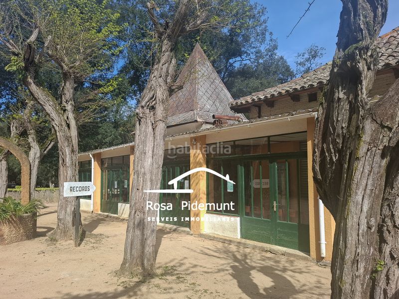 Foto b7af804d-d4cd-4c1d-9e9a-9fccd30c44de. Masia amb xemeneia aparcament a Arenys de Munt