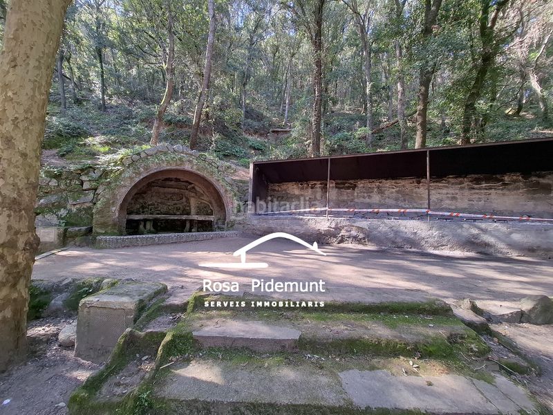 Foto cc5dda94-cdf9-4606-b386-7a567c9ca30f. Masia amb xemeneia aparcament a Arenys de Munt