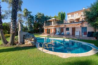 Casa a Caldes d´Estrac. Espectacular casa independiente con gran jardín y vistas al mar