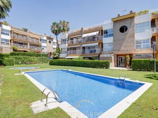 Pis a El Balís. Planta baja con jardín privado y comunitario con piscina cerca d