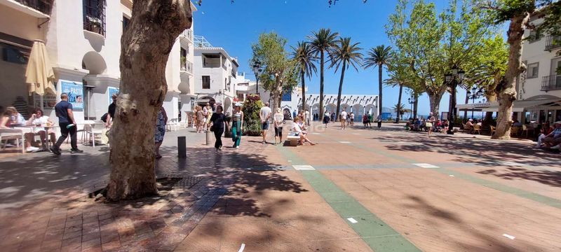 Foto f37fb610-c0d0-4851-b3bc-59b68f427281. Casa adossada a Avda Pescia - Ctra de Frigiliana Nerja