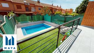 Semi detached house in Sector 3. Maya consulting vende este magnífico chalet de 4 plantas ubicado
