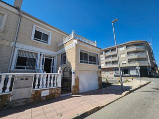 Maison jumelée à Calle la lira 4. Espacioso dúplex con garaje privado en el centro de rojales