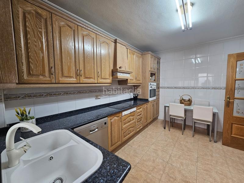 Foto 89354d1e-e039-48c8-a6aa-bbea633e0a60. Casa adossada a calle la lira 4 a Rojales