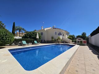 Chalet en Calle zaragoza 4. Elegante villa independiente con piscina privada – ciudad quesad