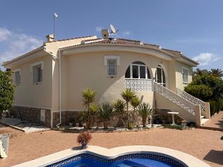 Chalet  Calle zaragoza 4. Elegante villa independiente con piscina privada – ciudad quesad