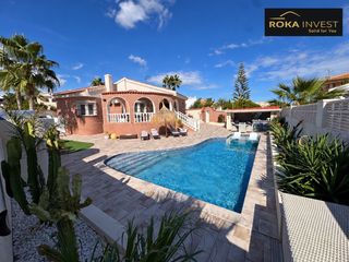 Chalet in Calle picasso 45. Villa renovada, orientada al sur, en una amplia parcela en ciuda