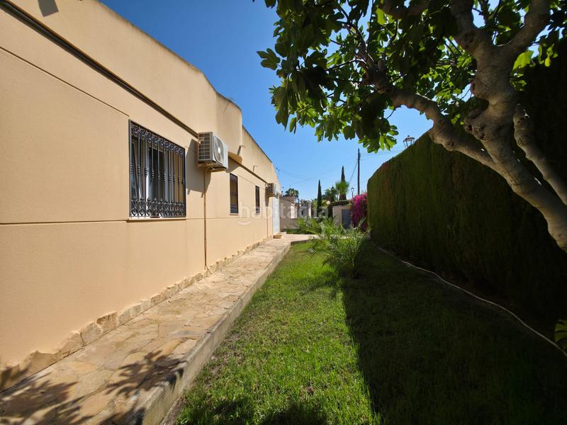Foto e71fcaf9-fa71-408b-9bae-cde36944e6b5. Chalet with parking pool in Pueblo Español-Coveta Fumá Campello (el)