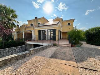 Casa pareada en Sant Julià de Ramis. Chalet en exclusiva pareado con piscina en venta en golf de sant