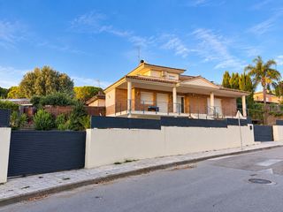 Xalet  Carrer de ramon muntaner. Amplia casa familiar en exclusiva con piscina y jardín en fornel