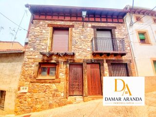 Doppelhaus in Calle olmo 8. Casa de piedra