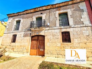 Casa aparellada a Calle arias de miranda 15. Casona con patio