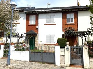 Maison jumelée à Calle los ruiseñores 33. Vivienda unifamiliar adosada