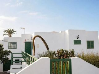 House in Yaiza pueblo. Venta de magnífica y exclusiva casa con piscina de cuatro dormit