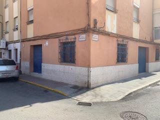 Local Comercial  Málaga con calle río las rosas. Se vende amplio local comercial de 100m2 en calle málaga con cal