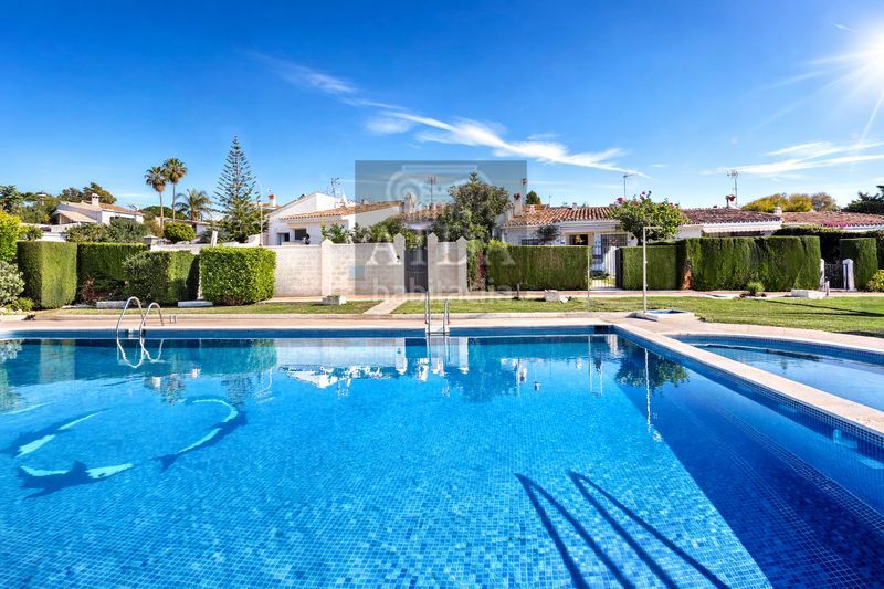Foto 04275093-1851-4b4b-b1dd-6701a3dd4b48. Casa con parcheggio piscina in San Pedro de Alcántara Pueblo Marbella