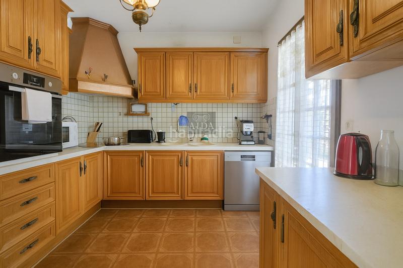 Foto 11abcf47-3cdb-4424-a527-53da9409c79e. Chalet con parcheggio piscina in El Velerín Estepona