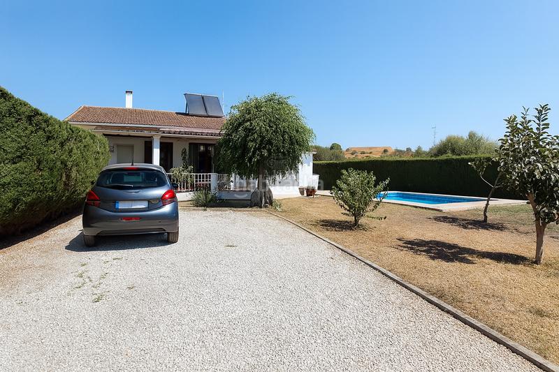 Foto 62f6cfbf-7b98-4fb6-80d4-3a7f4f245b91. Chalet con parcheggio piscina in El Velerín Estepona