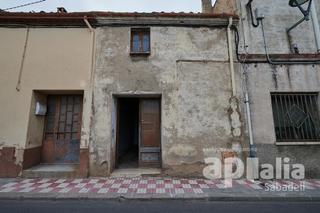 Casa adossada  Climent humet. Casa al centre que dona a 2 carrers per reforma total
