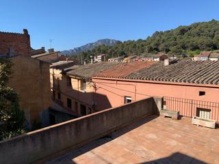 Casa adossada a Sant Llorenç Savall. Casa antiga al centre del poble