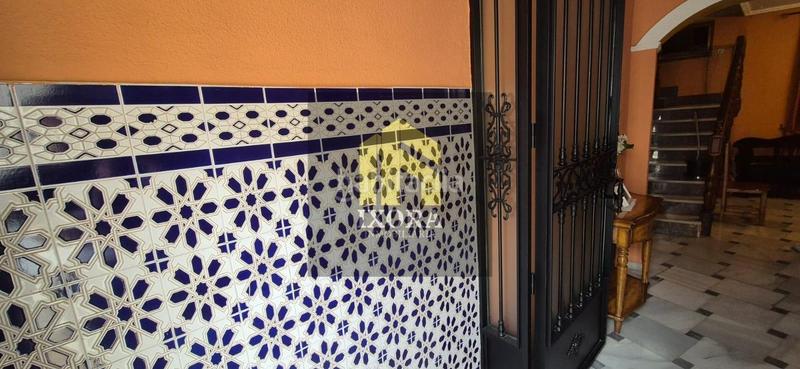 Foto 252d3436-ac23-439a-b42b-87345d9ee2df. House with parking in Zona Hospital Linares