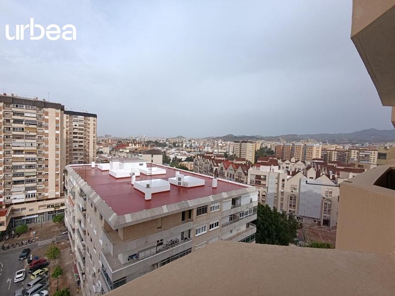Foto 0e16c443-5bf6-4bc4-a61a-cb29f0493fb9. Piso gran piso en zona avenida andalucia con 4 habs antes 5 en Málaga