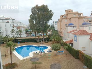 Pis a Los Álamos. Los álamos, piso esquina con una terraza con vistas a la piscina