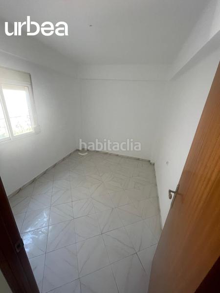 Foto c628f4f6-9c3a-4a39-b93e-9d22f6ec2e82. Piso estupendo pisos en planta alta en el torcal. en Málaga