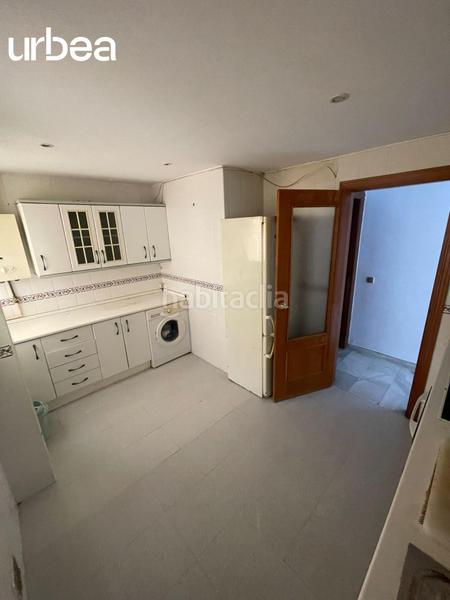 Foto f147d54a-f77f-4d6c-aa51-8da8d71d6035. Piso vivienda a tan solo 200 metros de la playa en urbanizacion con piscina comunitaria en Málaga