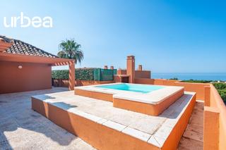 Dachwohnung in Cabopino - Artola. Ático dúplex con piscina privada y espectaculares vistas al mar