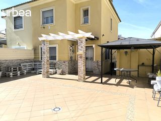 Casa aparellada a Distrito Zeta - Recinto Ferial Cortijo de Torres