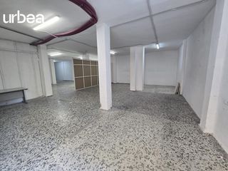 Lloguer Local Comercial a La Florida - Parque Norte. Local comercial muy espacioso y luminoso de 160 metros con despa