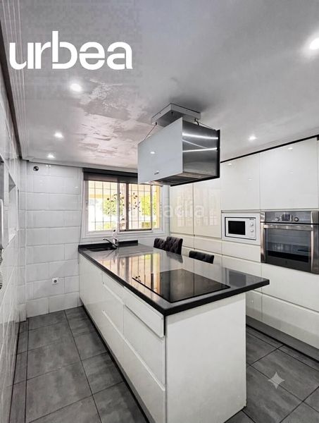 Foto 2a690fb3-263b-48a2-8c0e-518078ebd5ba. Casa aparellada amb aparcament piscina a Campanillas Málaga