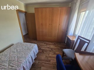 Miete Etagenwohnung  Calle manuel altolaguirre. Piso para estudiantes.