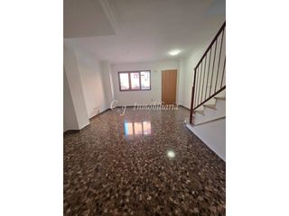 Casa adossada a Avenida de Abril-9 de Octubre. Venta adosado en puerto de sagunto