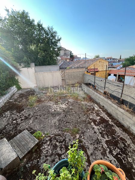 Foto c564ea63-e7fa-42ea-999f-df408317a565. Masia amb xemeneia aparcament a Cogolludo