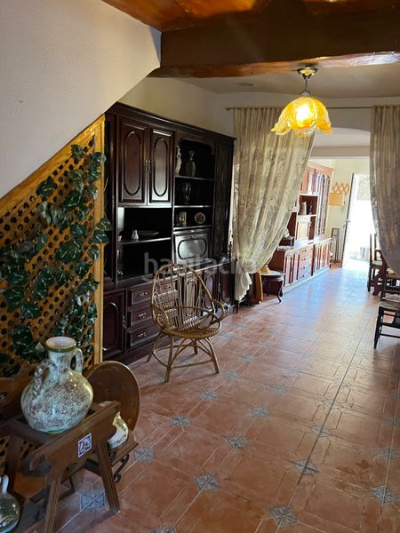 Foto c7a3cefe-48c8-478b-b843-5763392d278e. Masia amb xemeneia aparcament a Cogolludo