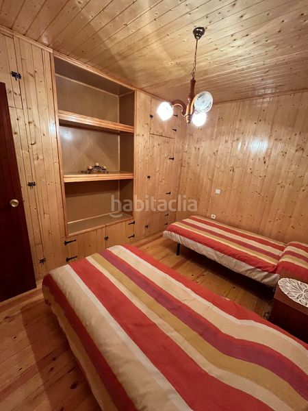 Foto f9c4883b-9602-497b-ad37-95f0fde611d6. Masia amb xemeneia aparcament a Cogolludo