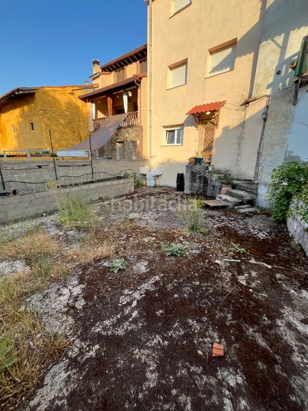 Foto fa4404e1-decd-4c60-bd79-6e3c72858bc2. Masia amb xemeneia aparcament a Cogolludo