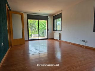 Ground floor  Calderon barca. Amplitud, llum i terrassa en una zona tranquilla de piera