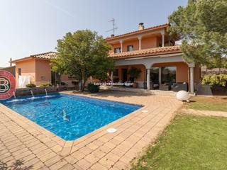 Casa  N/a. Casa de 430 m en piera pueblo  espacio, luz y confort con piscin