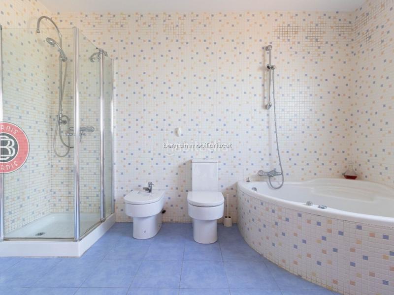 Foto 0e389eff-0ab6-49f4-b8dc-b102a1339855. Haus mit heizung parking in Masquefa