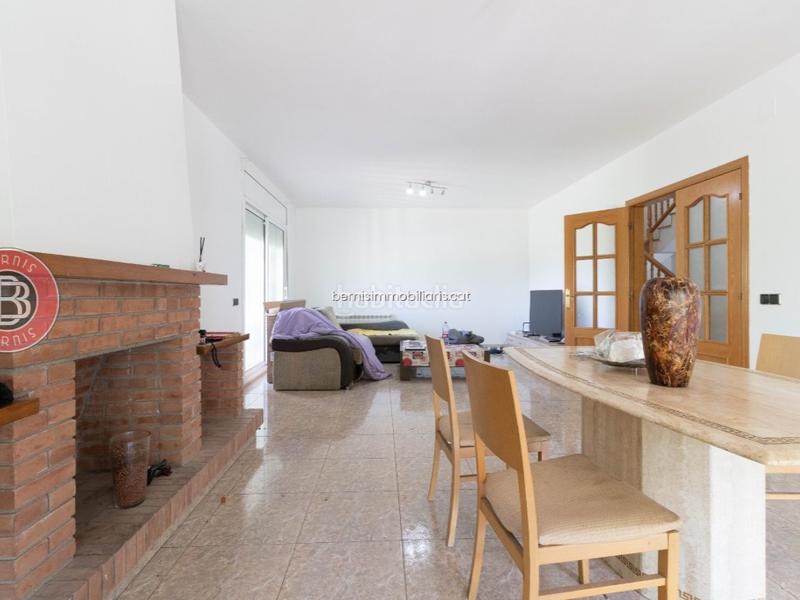 Foto 24081f3a-73d9-404f-bc76-4f9582803abf. Haus mit heizung parking in Masquefa